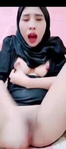 Bokep indo hd cewek jilbab hitam colmek pakek mainan keluar pipis