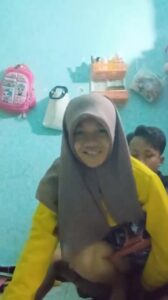 Bokep indo hd ABG hijab kena kena genjot saat rumah sepi